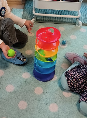 Spiel auf Küchenteppich