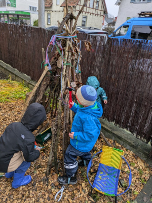 Kinder bauen Tipi für Garten