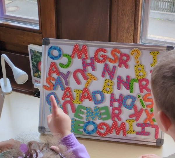 Magnettafel mit Buchstaben